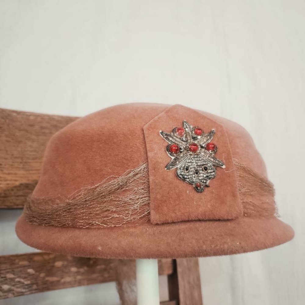 Gorgeous antique cloche hat!
